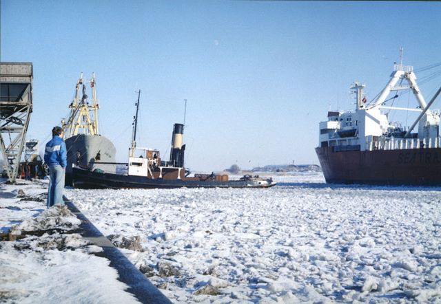 SS Bjørn bryder is i Randers Fjord vinteren 1962-63